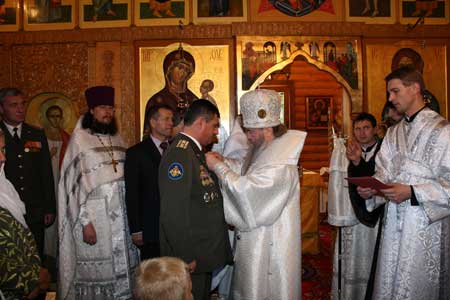Архиепископ Можайский Григорий вручает награды