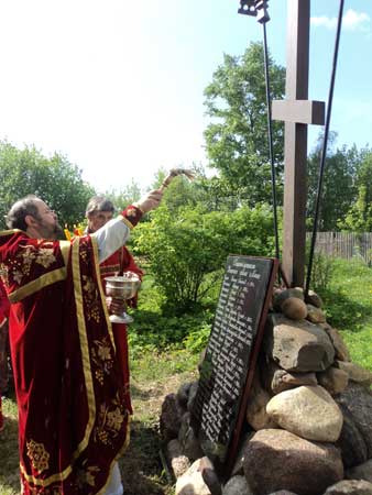 Освящение поклонного креста в Клину на территории Успенского храма